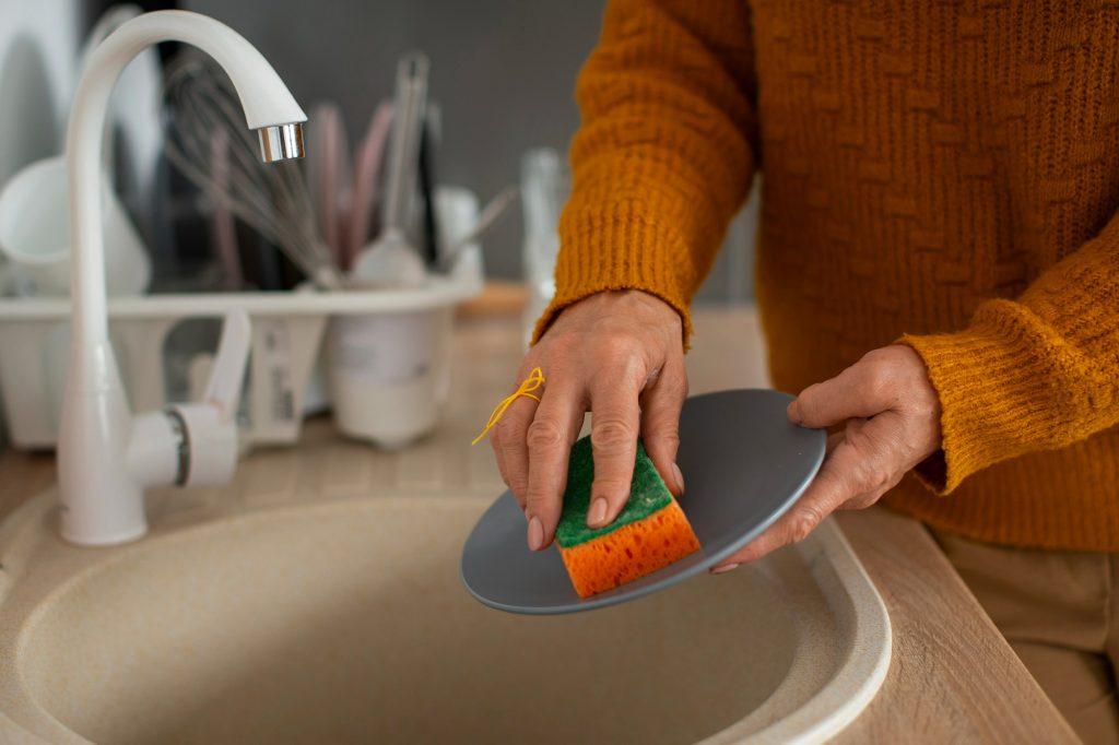 Чому не можна мити посуд у гостях?